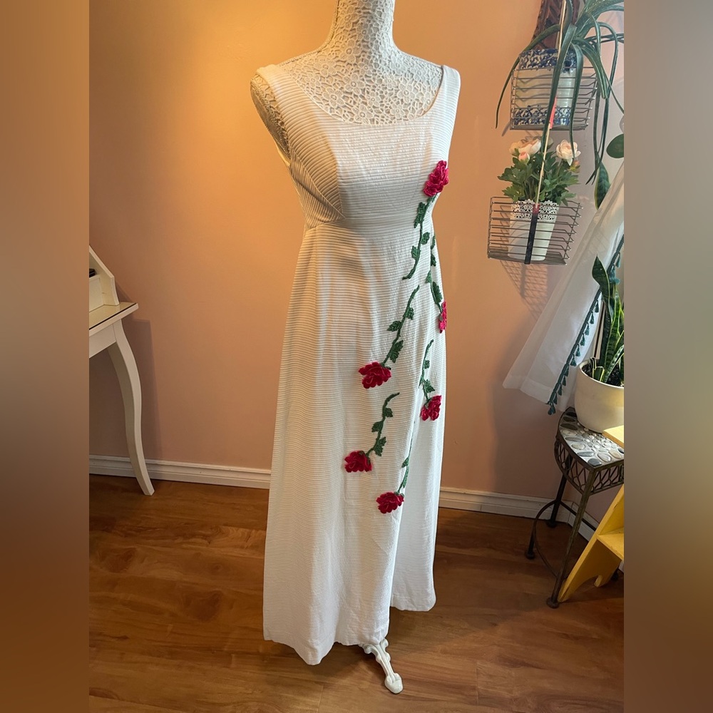 Vintage 60s Formal White Sleeveless Scoop Neck Gown With Rose Appliqué, Sz XS